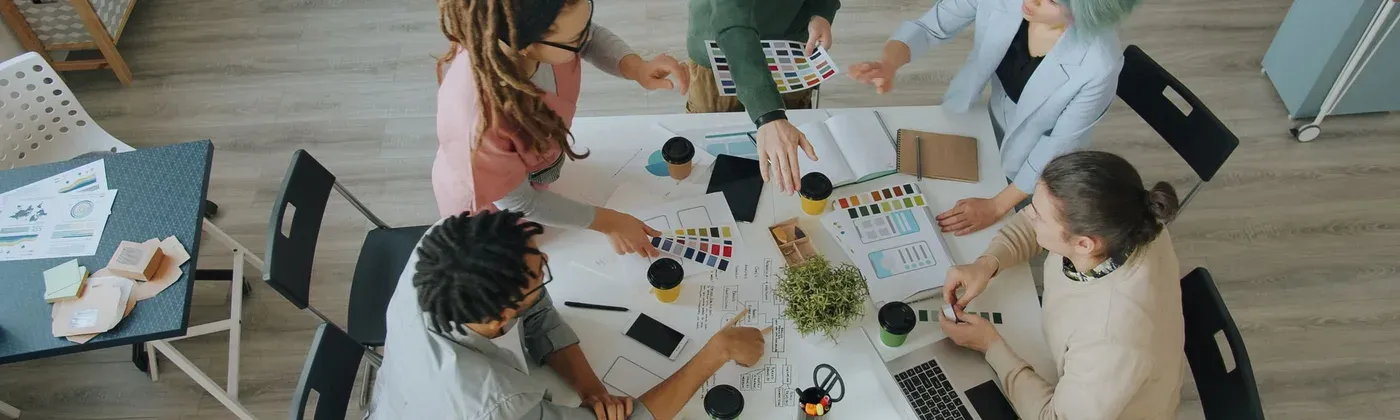 Équipe pédagogique en concertation autour d'outils numériques