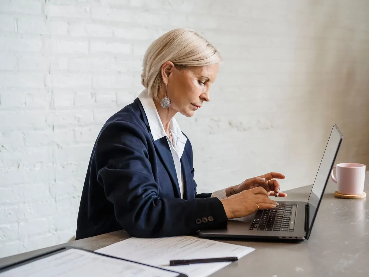 Formatrice produisant un support pédagogique sur ordinateur portable