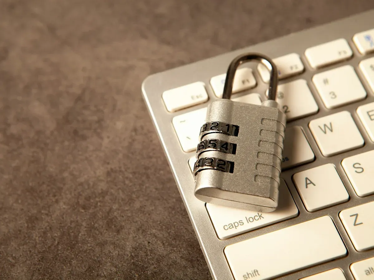 Cadenas posé sur un clavier d'ordinateur, symbole de la protection des données personnelles