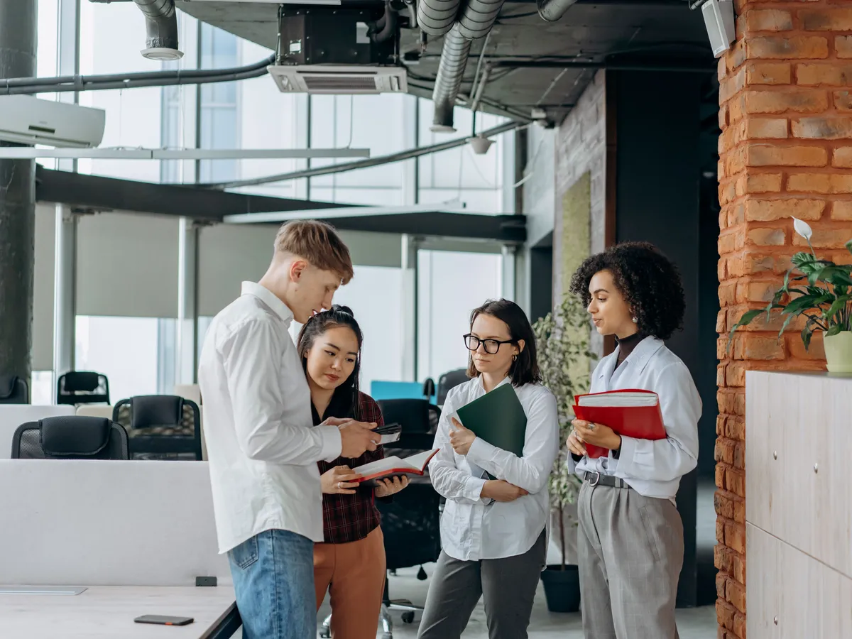 Équipe au travail dans un open space professionnel