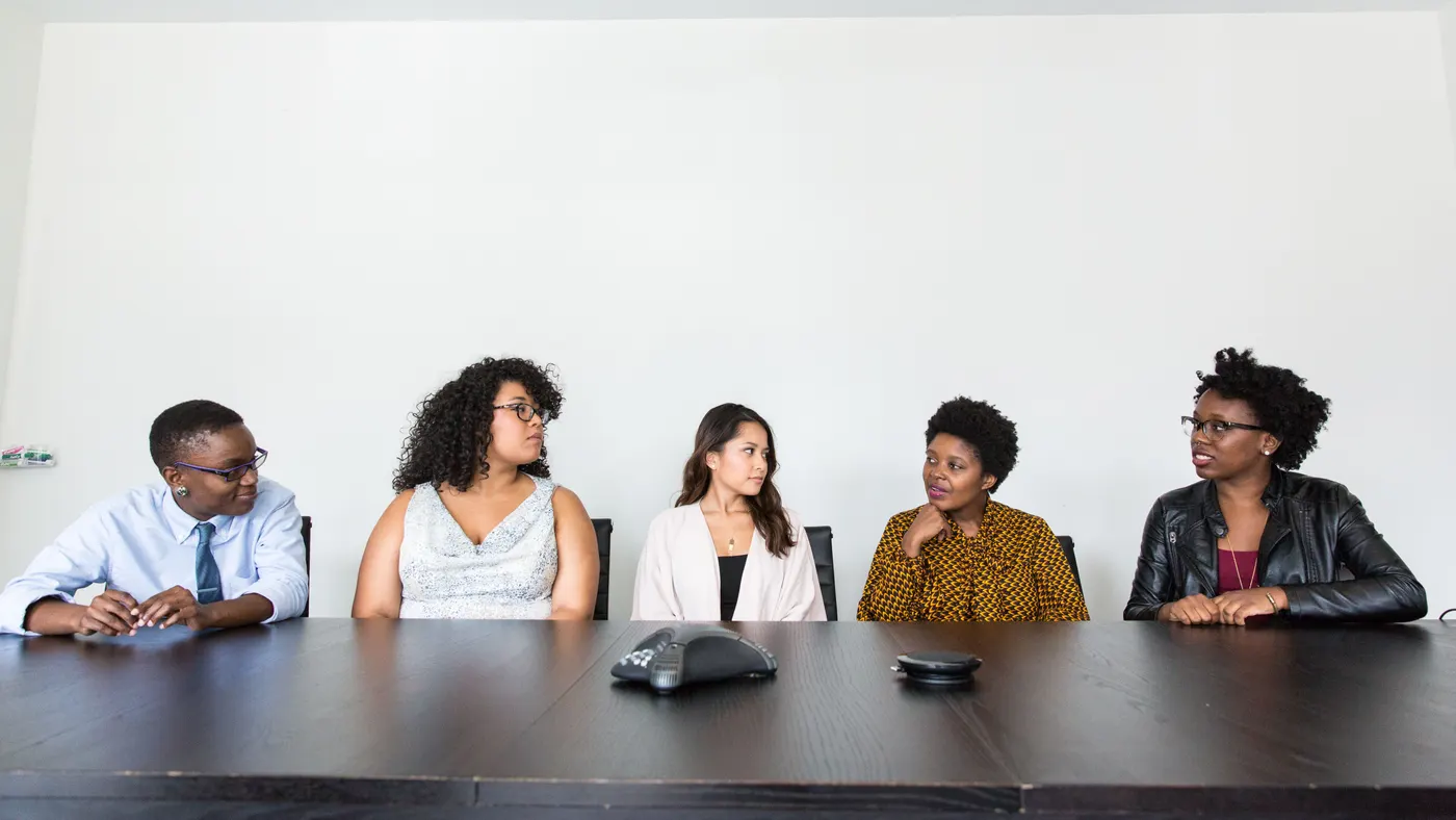 Espace de travail professionnel d'un organisme de formation, équipe au travail