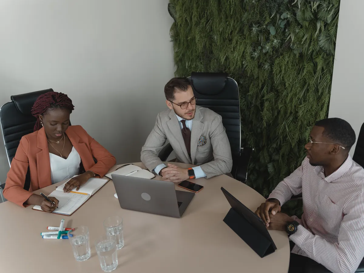 Consultant en conformité analysant un dossier réglementaire avec un responsable d'organisme de formation