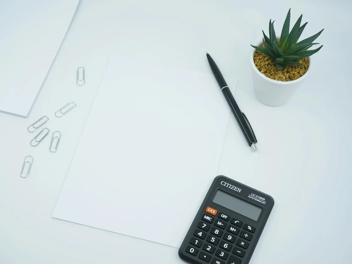 Responsable qualité vérifiant la cohérence entre les documents papier et les données EDOF