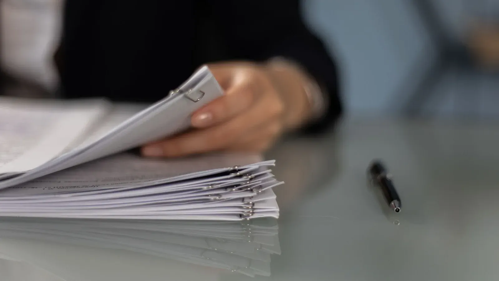 Responsable qualité d'un organisme de formation vérifiant un dossier de contrôle CPF sur un bureau