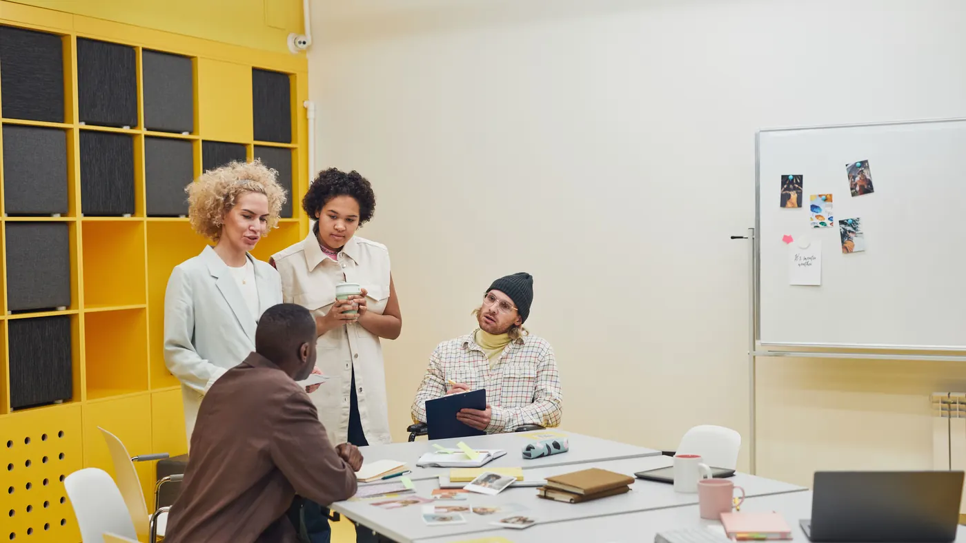 Équipe d'un organisme de formation travaillant ensemble sur la préparation d'un dossier