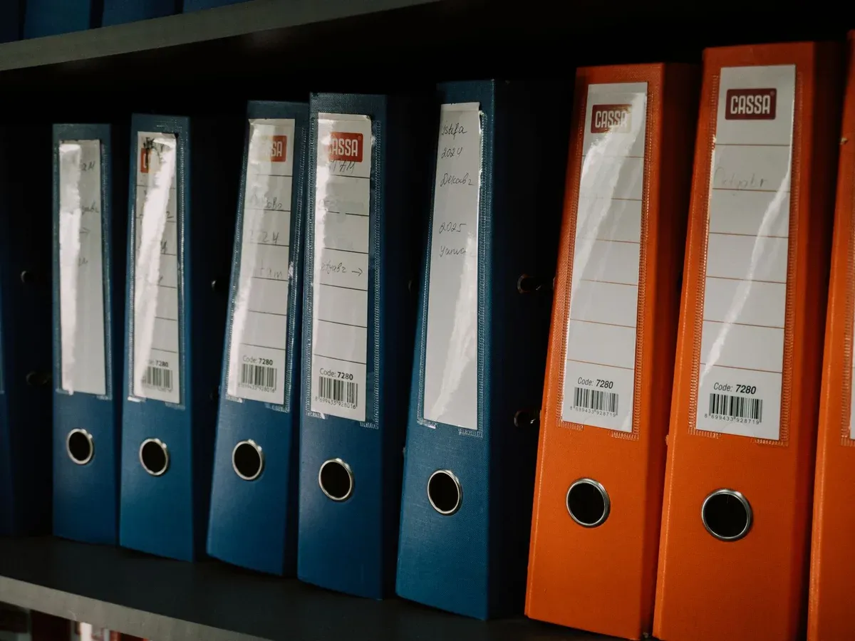Classeurs et dossiers administratifs organisés par famille de critères pour un contrôle