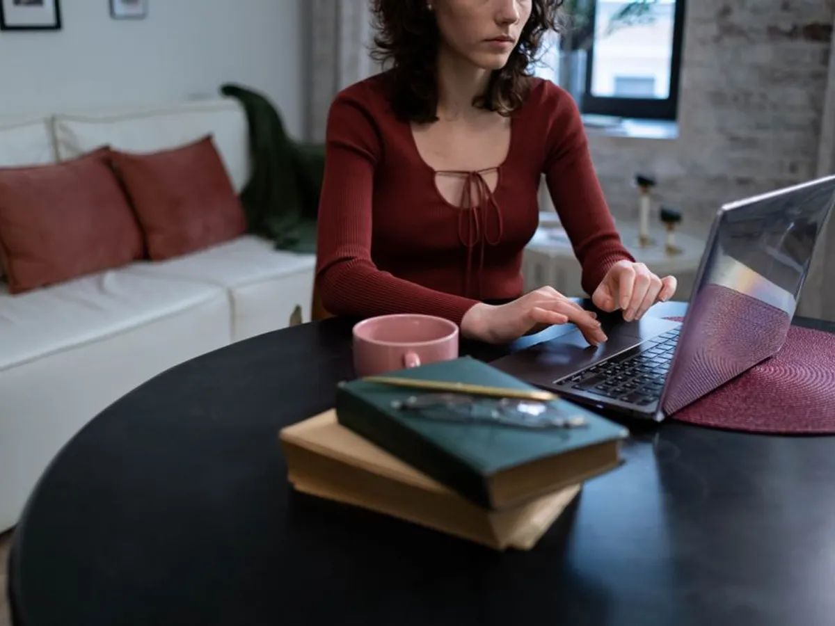 Formatrice indépendante travaillant sur son ordinateur portable depuis son domicile