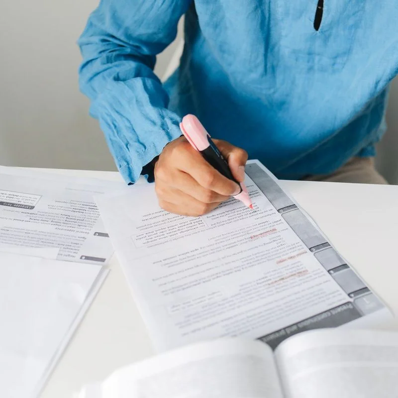 Gros plan sur un document technique annoté, symbole du dossier de preuves à tenir à jour
