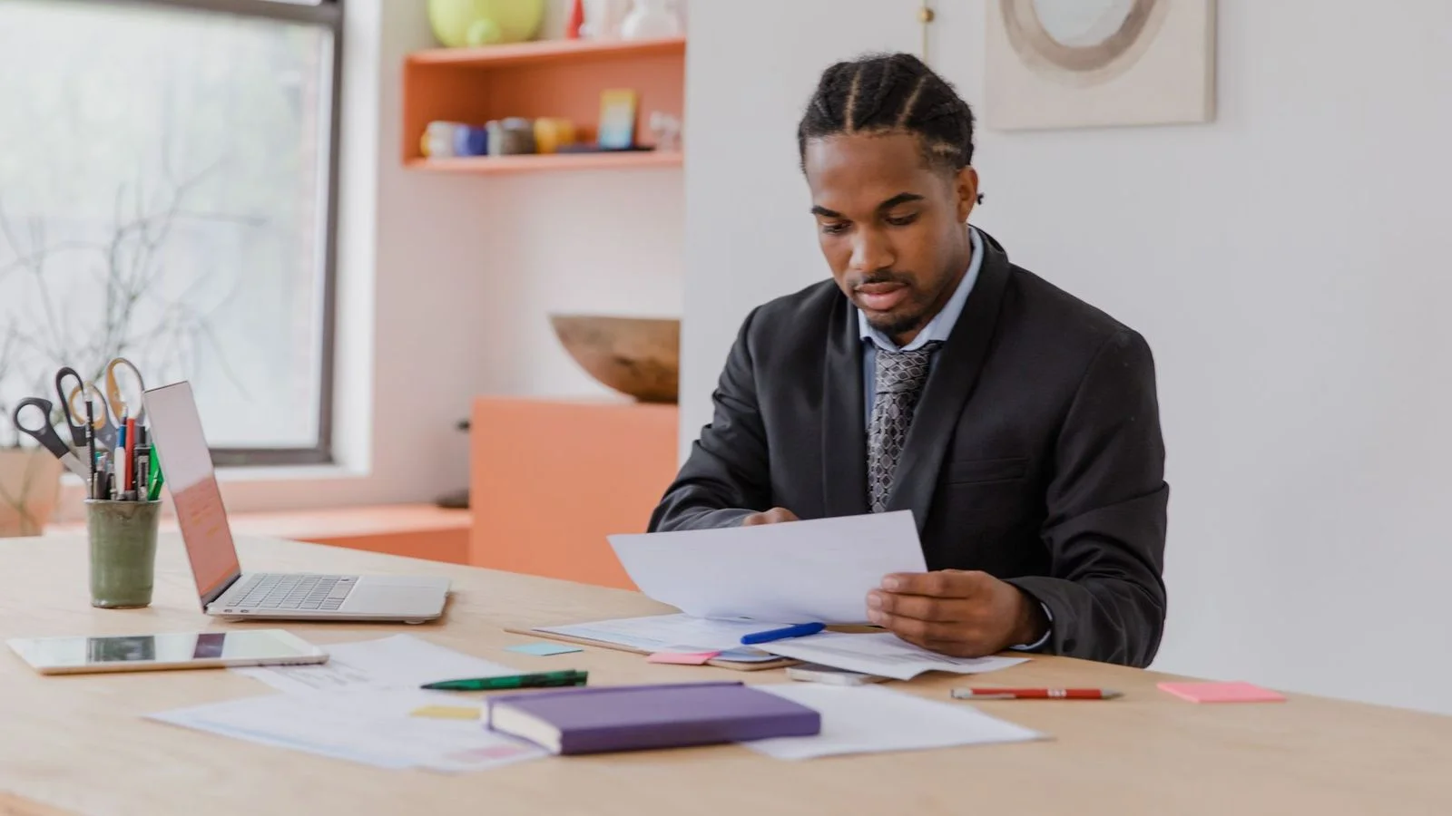 Dirigeant d'organisme de formation consultant un document dans son bureau