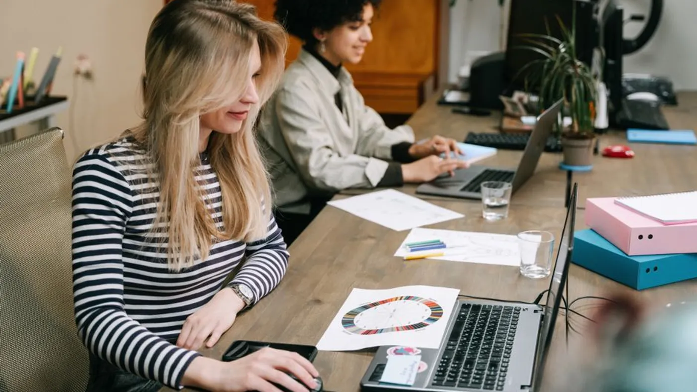 Équipe d'un organisme de formation au travail dans un espace professionnel