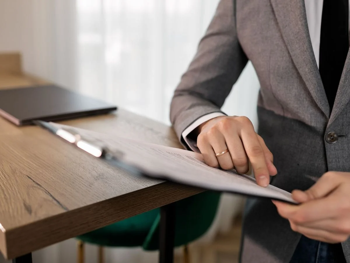 Formateur lisant un texte réglementaire officiel dans son bureau