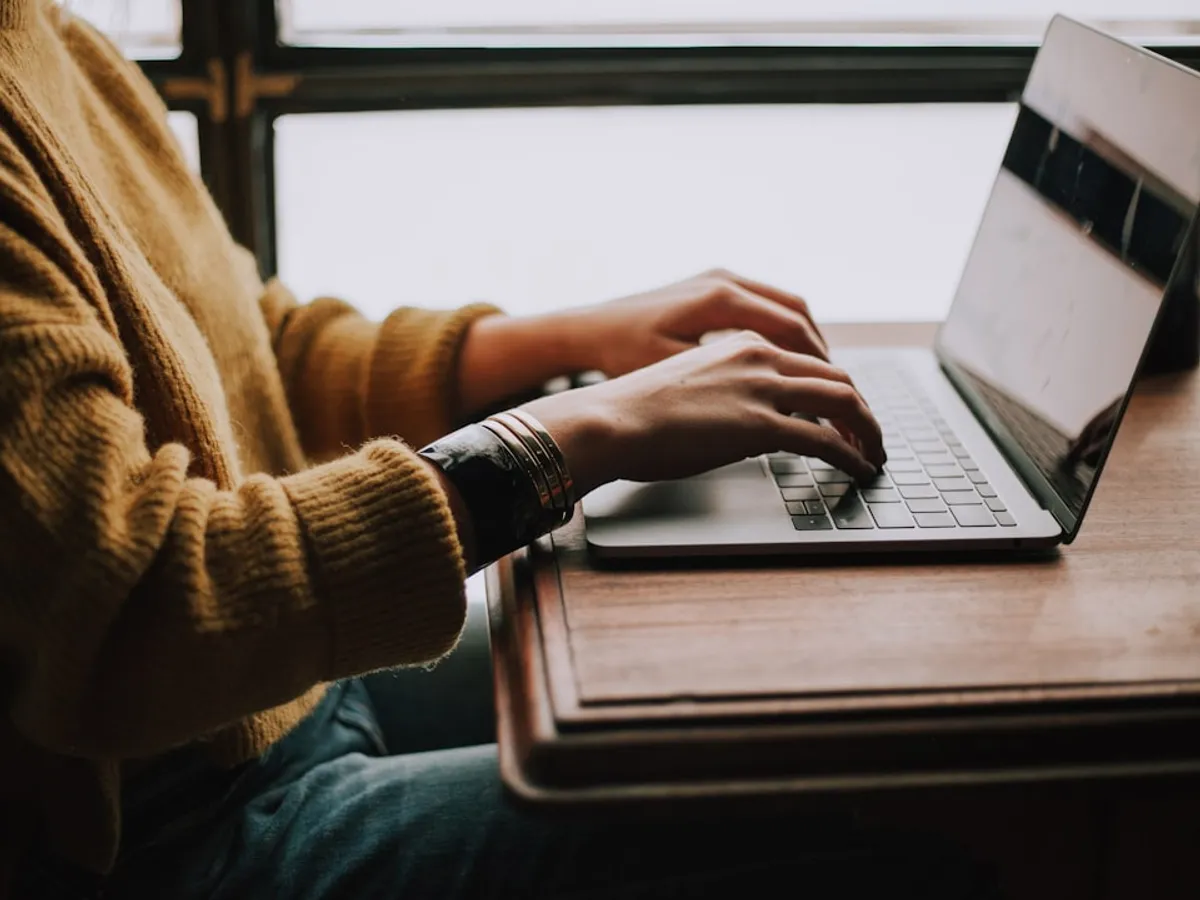 Apprenant suivant un module de formation à distance sur ordinateur portable