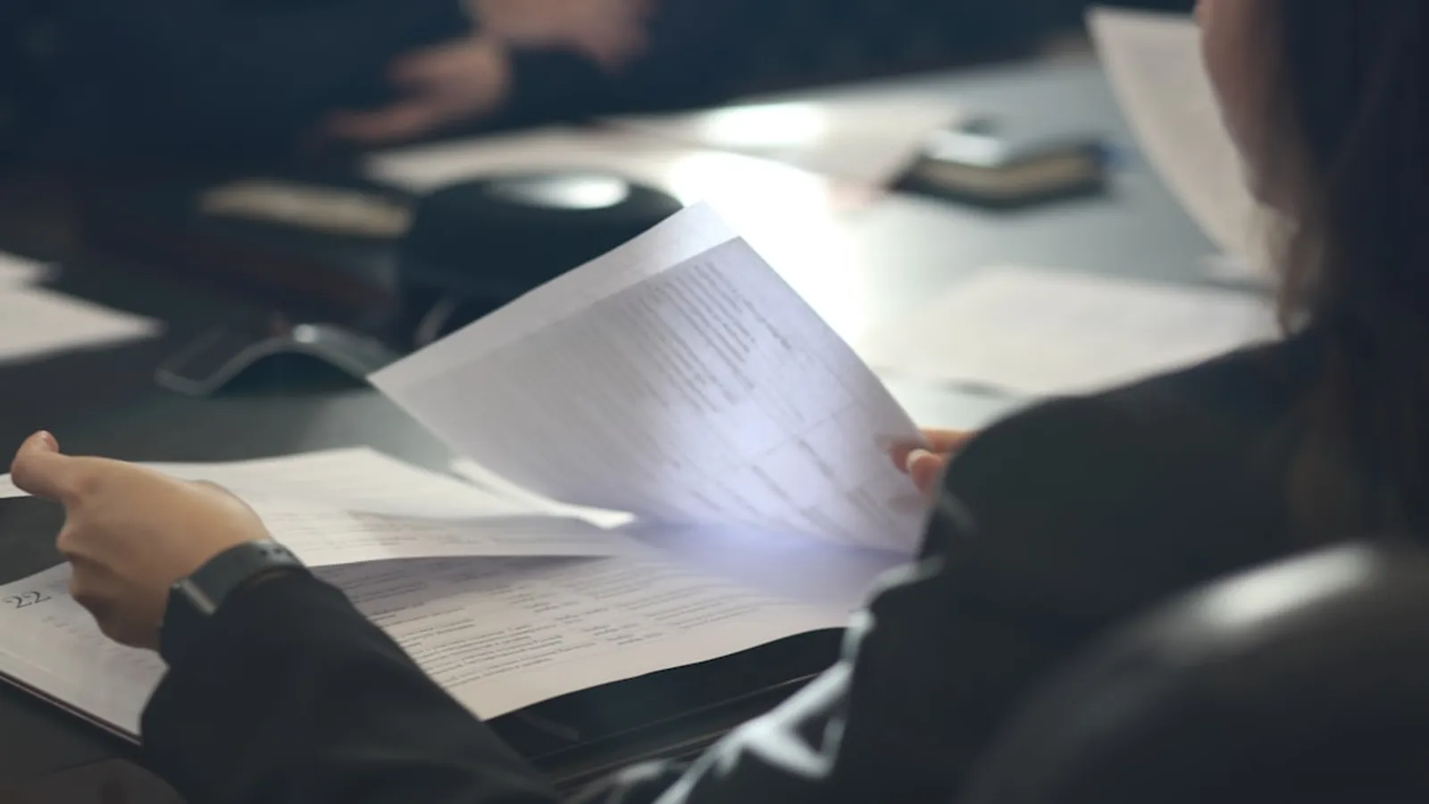 Document officiel du décret Qualiopi consulté sur un bureau professionnel