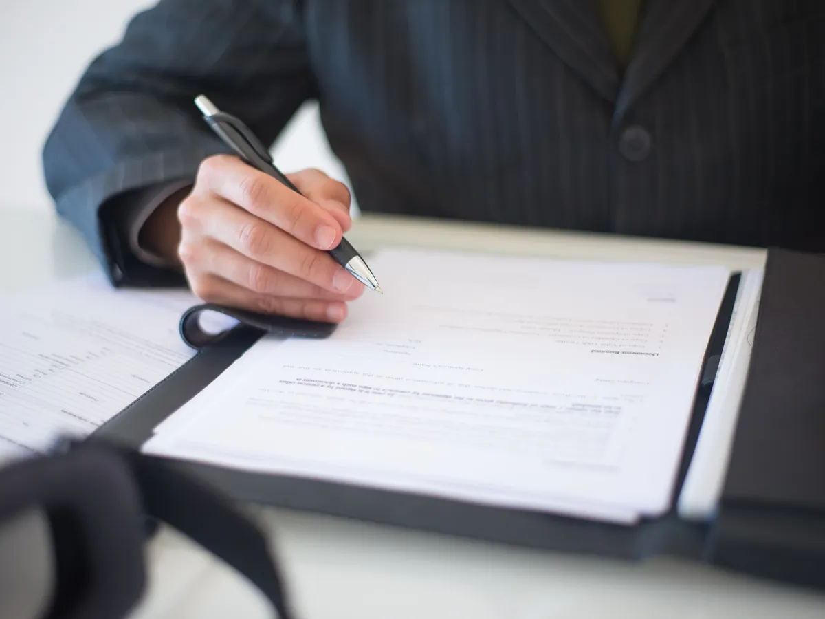 Employeur signant le contrat de formation qui déclenche la facturation de la contribution de 750 euros