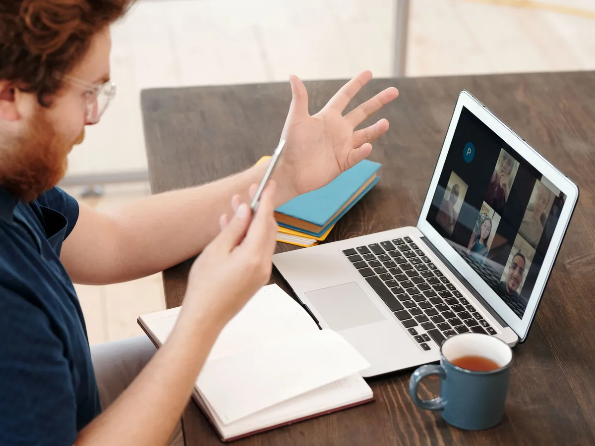 Apprenti suivant une session de formation à distance en visioconférence sur ordinateur portable