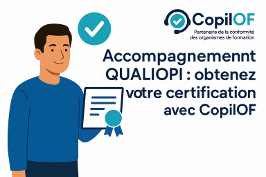 Une personne dresse la liste des critères QUALIOPI