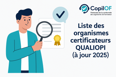 Un professionnel tenant une loupe devant un document certifié